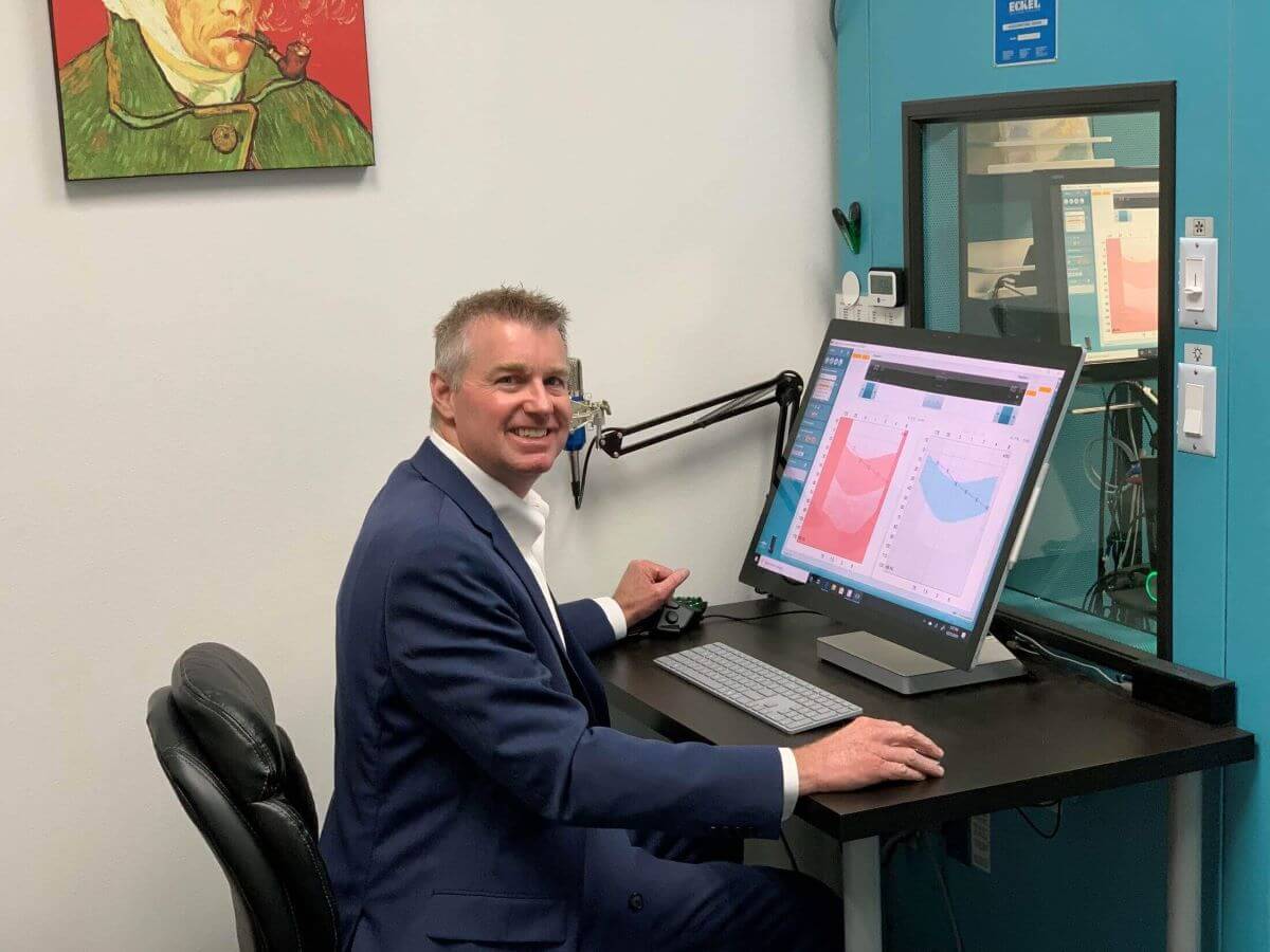 photo of an audiologist